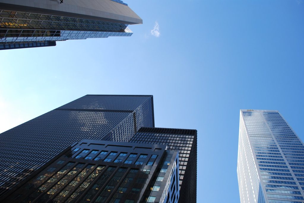 Vue du toit de trois immeubles d'affaires, pour connoter le business en Chine.