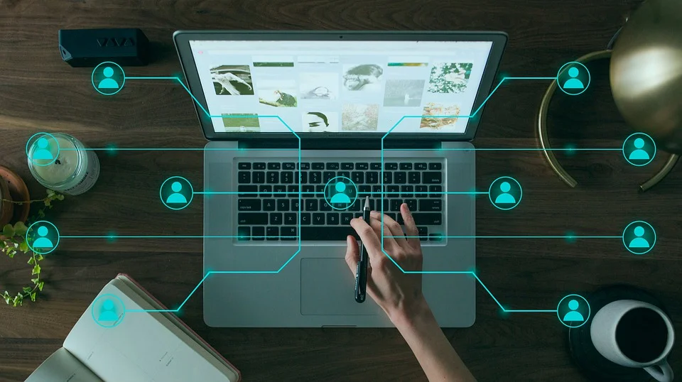 Vue d'un écran d'ordinateur avec la main d'une jeune femme en train de travailler pour automatiser son business.